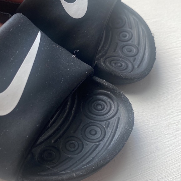 Toddler Nike slides - Picture 2 of 5